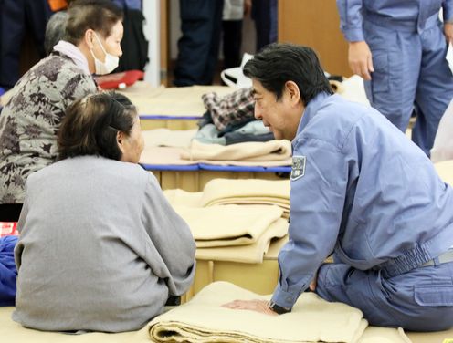 Photograph of the Prime Minister visiting an evacuation center in Marumori Town, Miyagi Prefecture (2)