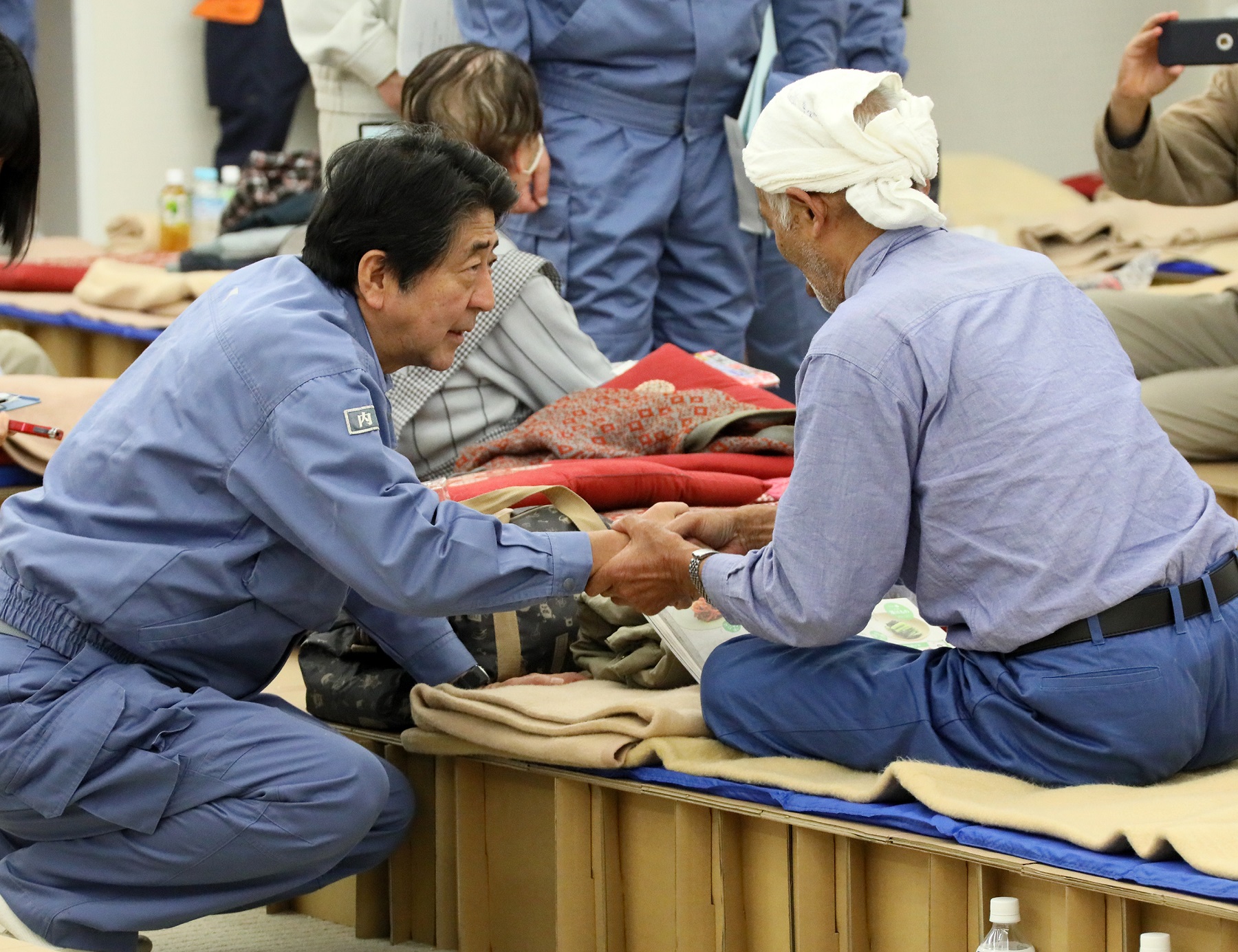 Photograph of the Prime Minister visiting an evacuation center in Marumori Town, Miyagi Prefecture (3)