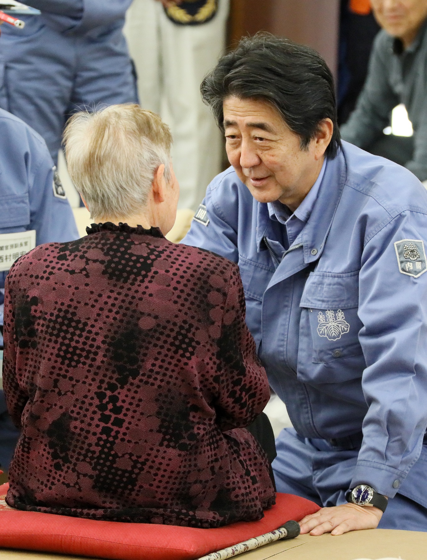 Photograph of the Prime Minister visiting an evacuation center in Marumori Town, Miyagi Prefecture (4)