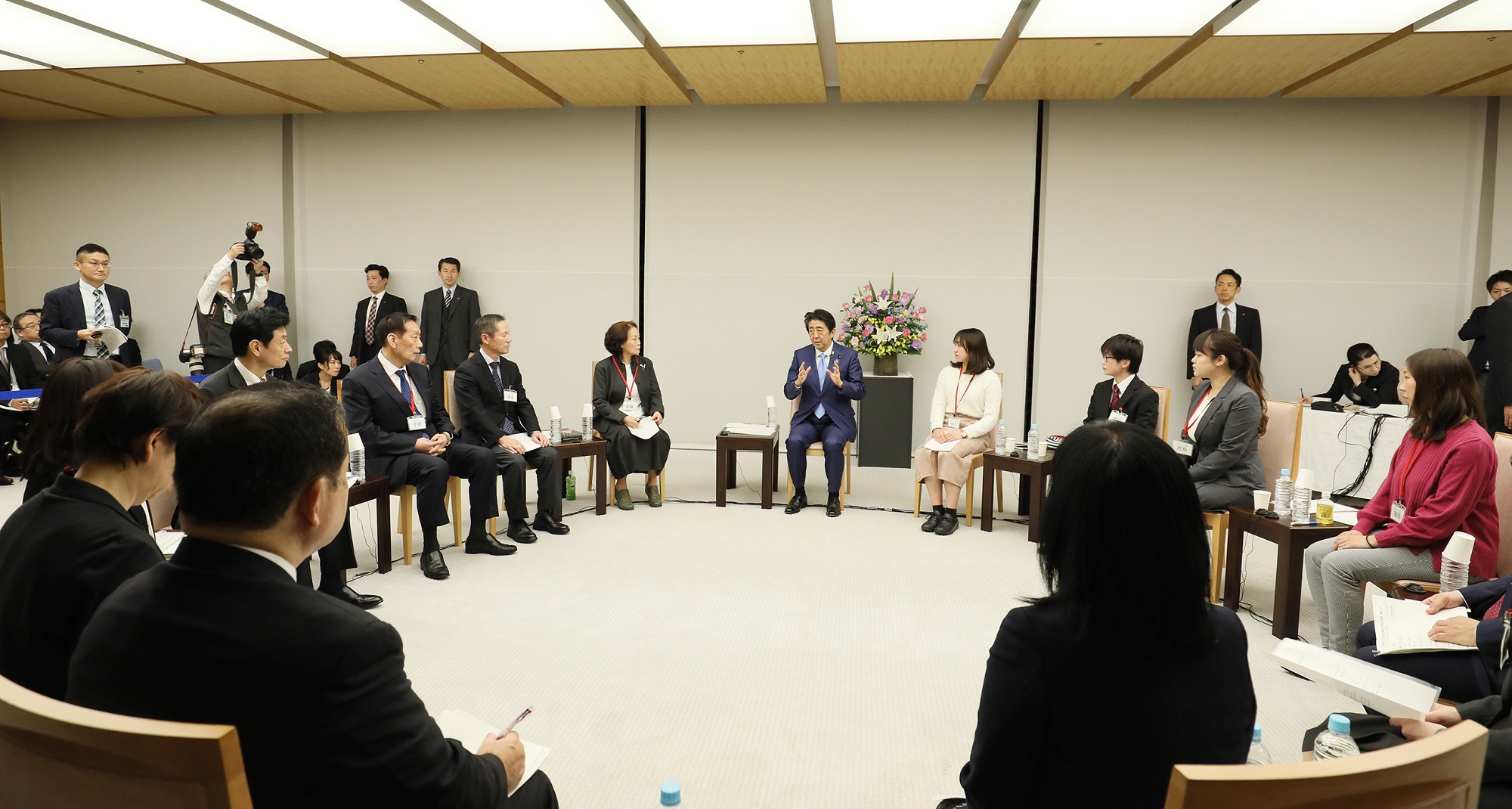 Photograph of the Prime Minister holding the exchange of views (7)