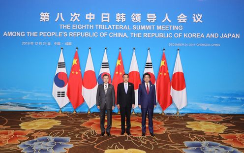 Photograph of the commemorative photograph session at the Japan-China-ROK Trilateral Summit Meeting (2)