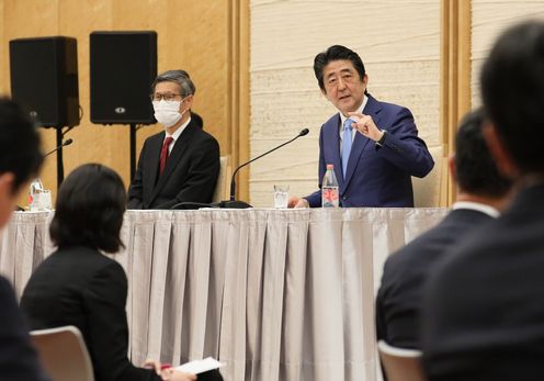 Photograph of the Prime Minister holding the press conference (18)
