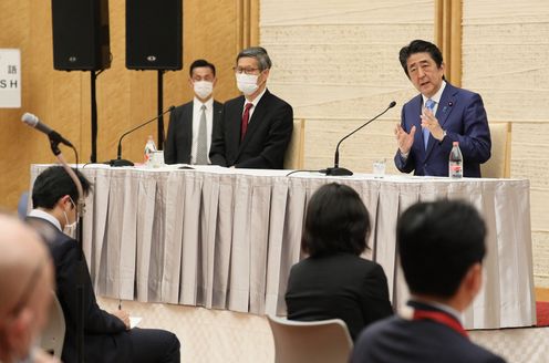 Photograph of the Prime Minister holding the press conference (25)