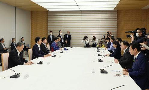 Photograph of the Prime Minister delivering a statement (4)