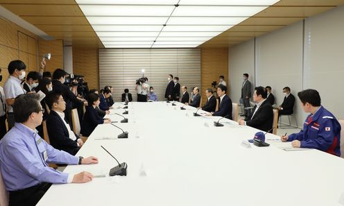 Photograph of the Prime Minister delivering a statement (6)