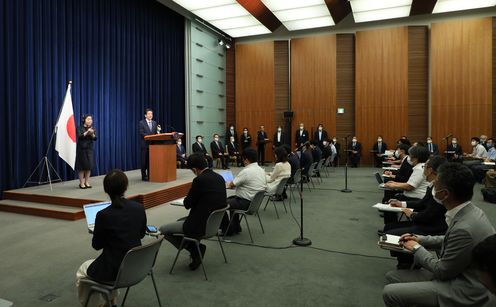 Photograph of the Prime Minister holding the press conference (14)