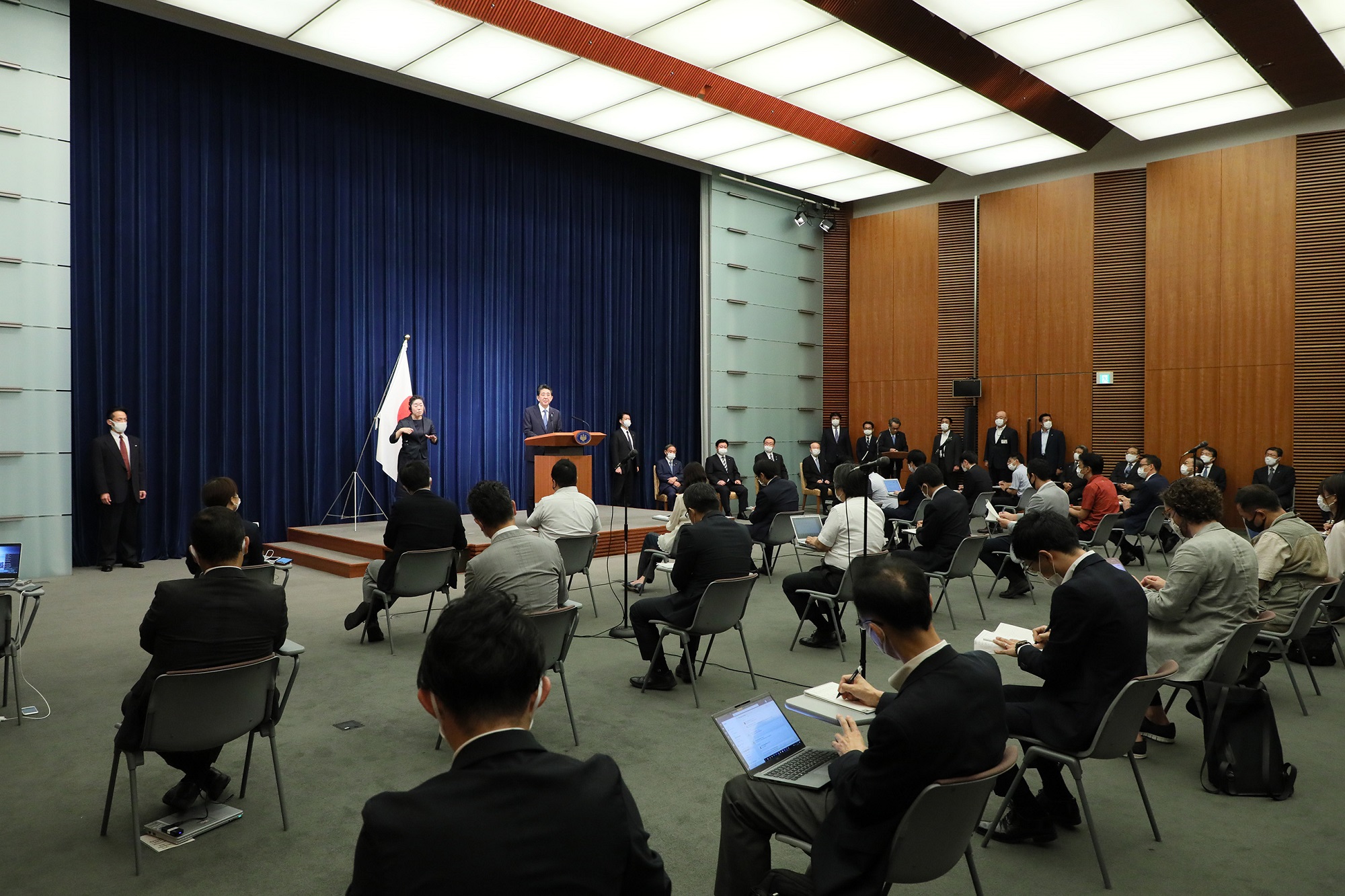 Photograph of the Prime Minister holding the press conference (16)