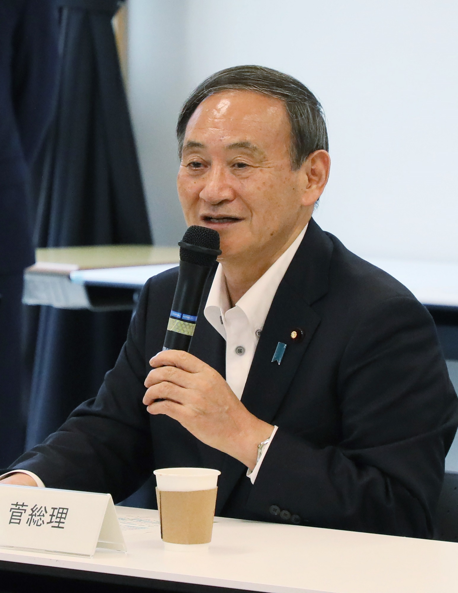 Photograph of the Prime Minister interacting with students at the Futaba Mirai Gakuen (6)