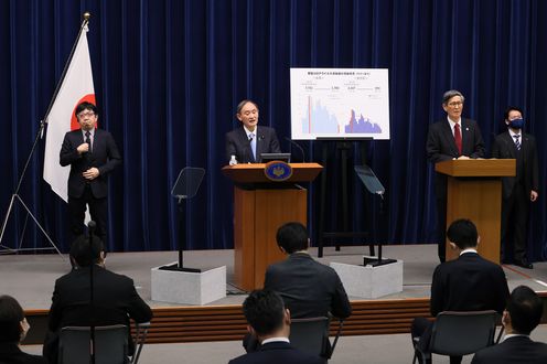Photograph of the Prime Minister making a statement (6)