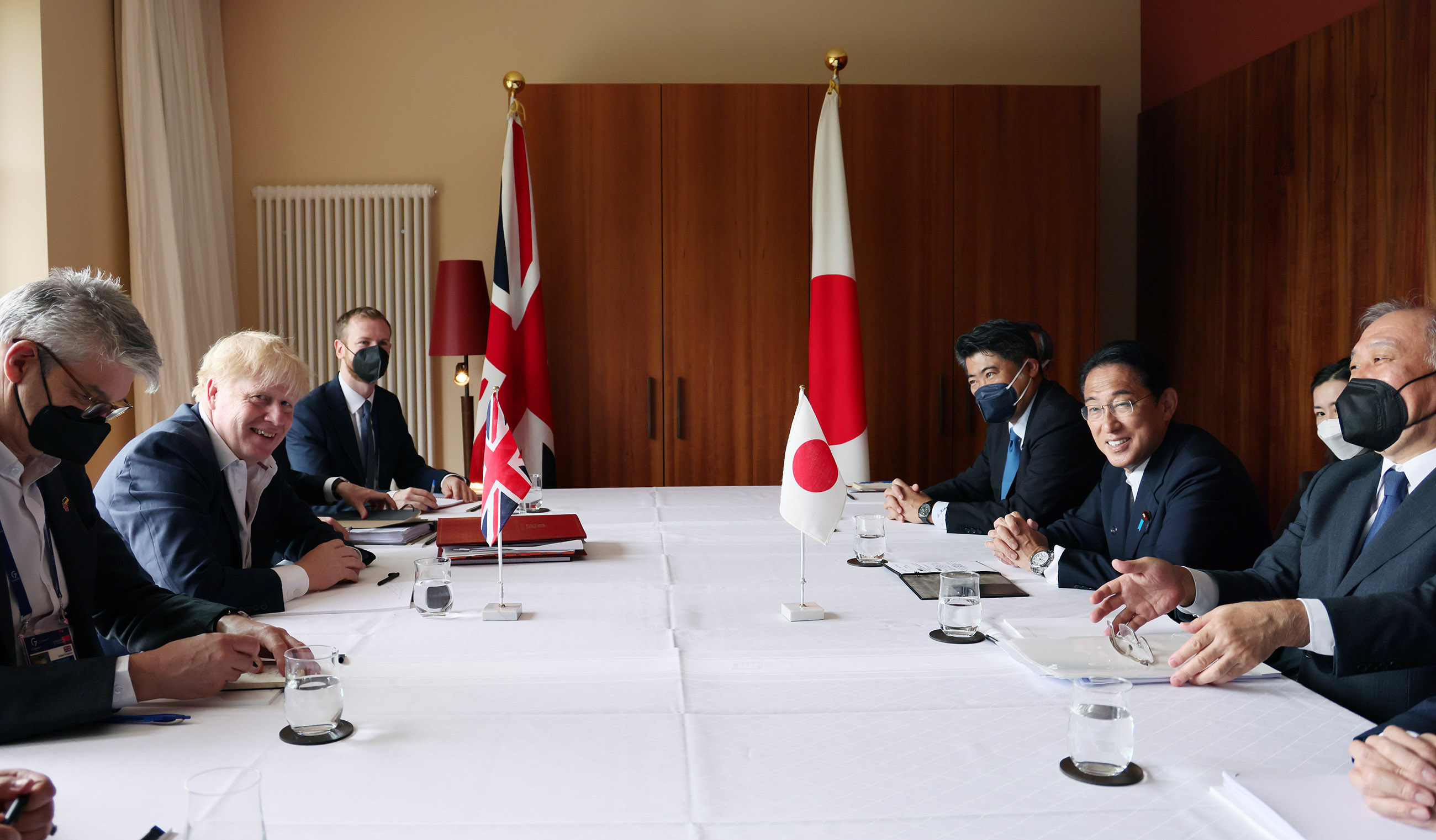 Photograph of the Prime Minister holding a meeting with U.K. Prime Minister Johnson (4)