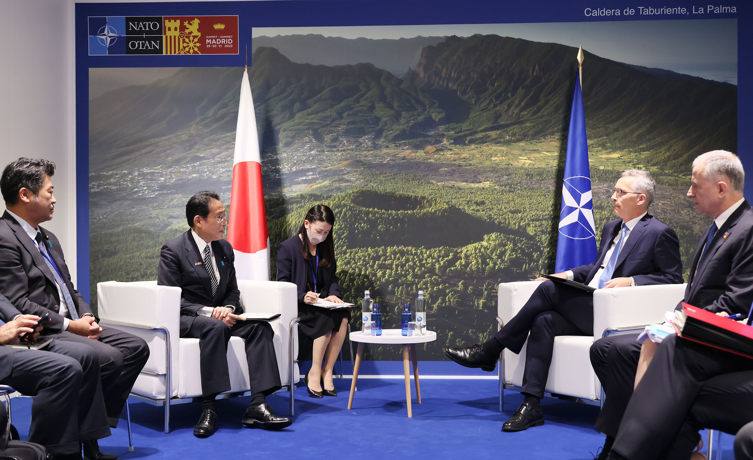 Prime Minister Kishida holding a meeting with NATO Secretary General Stoltenberg (2)