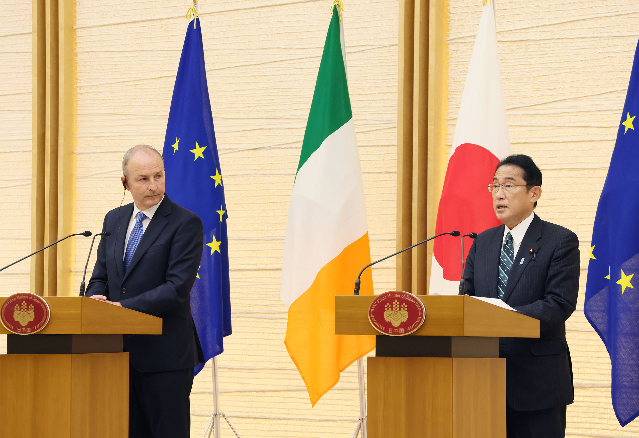 Photograph of a joint press announcement (2)