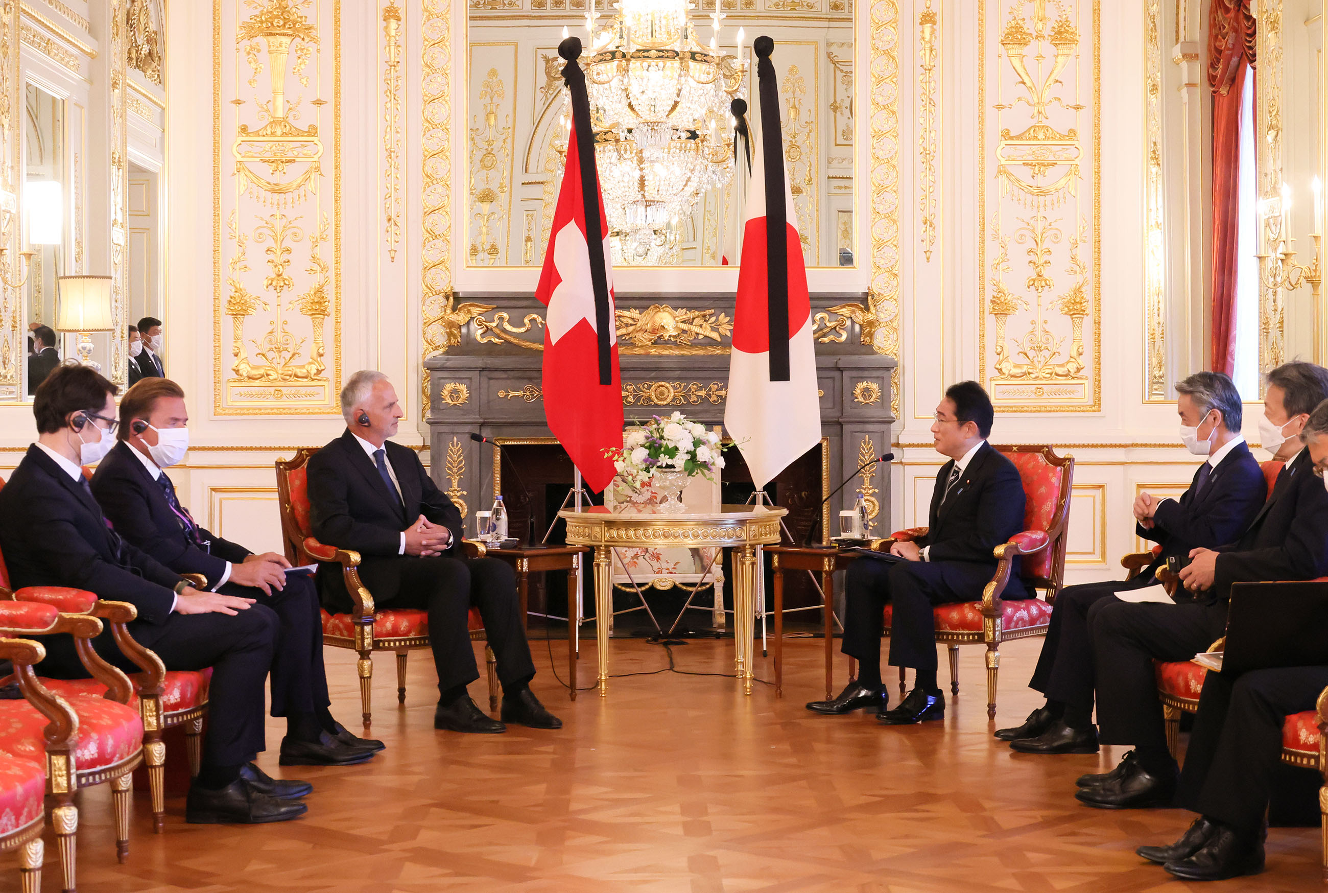 Photograph of the Prime Minister holding a meeting with Former Swiss President Burkhalter (2)