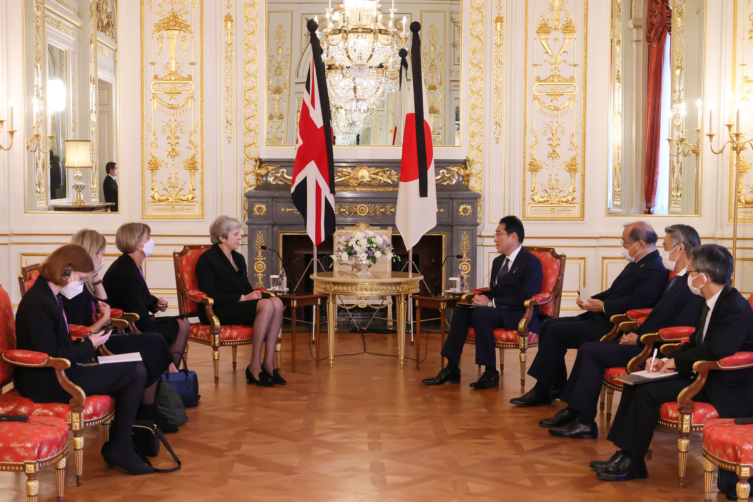 Photograph of the Prime Minister holding a meeting with former Prime Minister May of the United Kingdom (2)