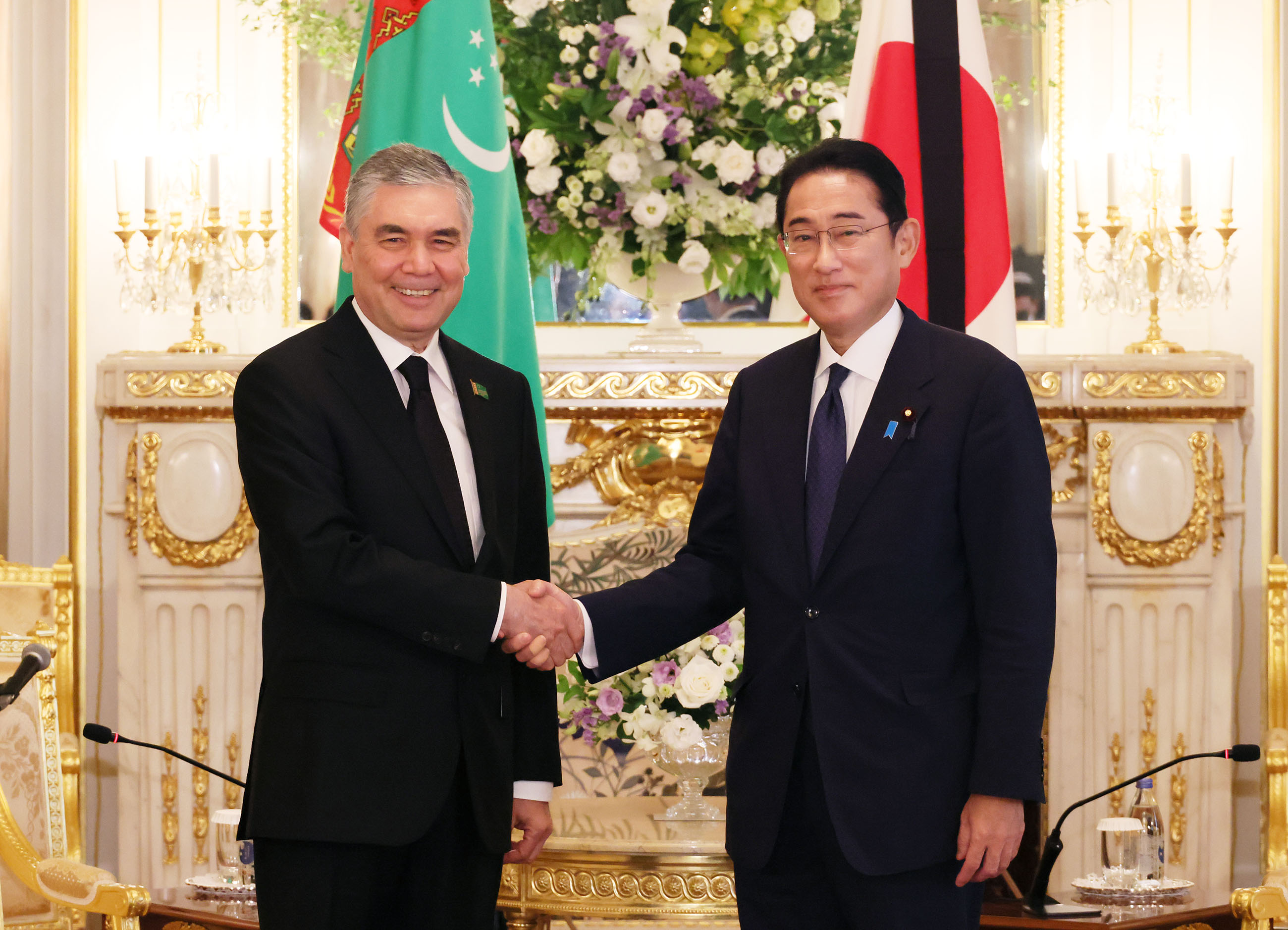 Photograph of the Prime Minister holding a meeting with Chairman of the Halk Maslakhaty of the Milli Gengesh of Turkmenistan Berdumuhamedov (1)