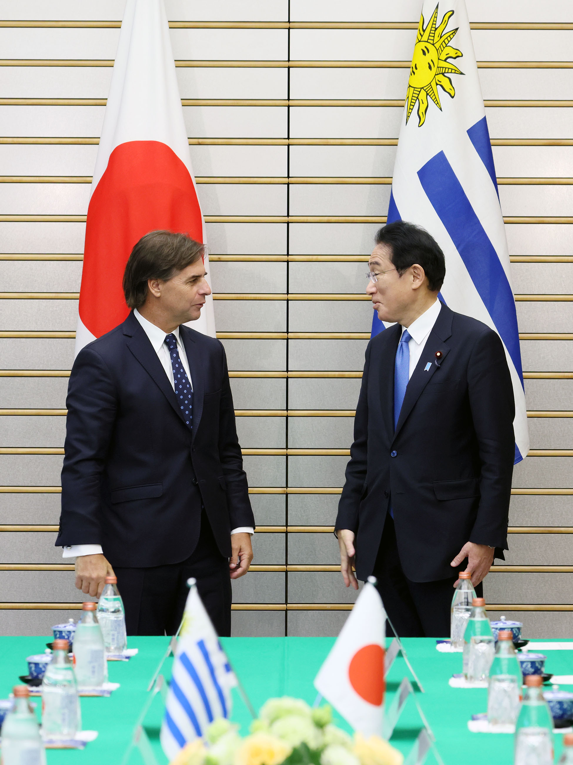 Photograph of the Japan-Uruguay Summit Meeting (2)