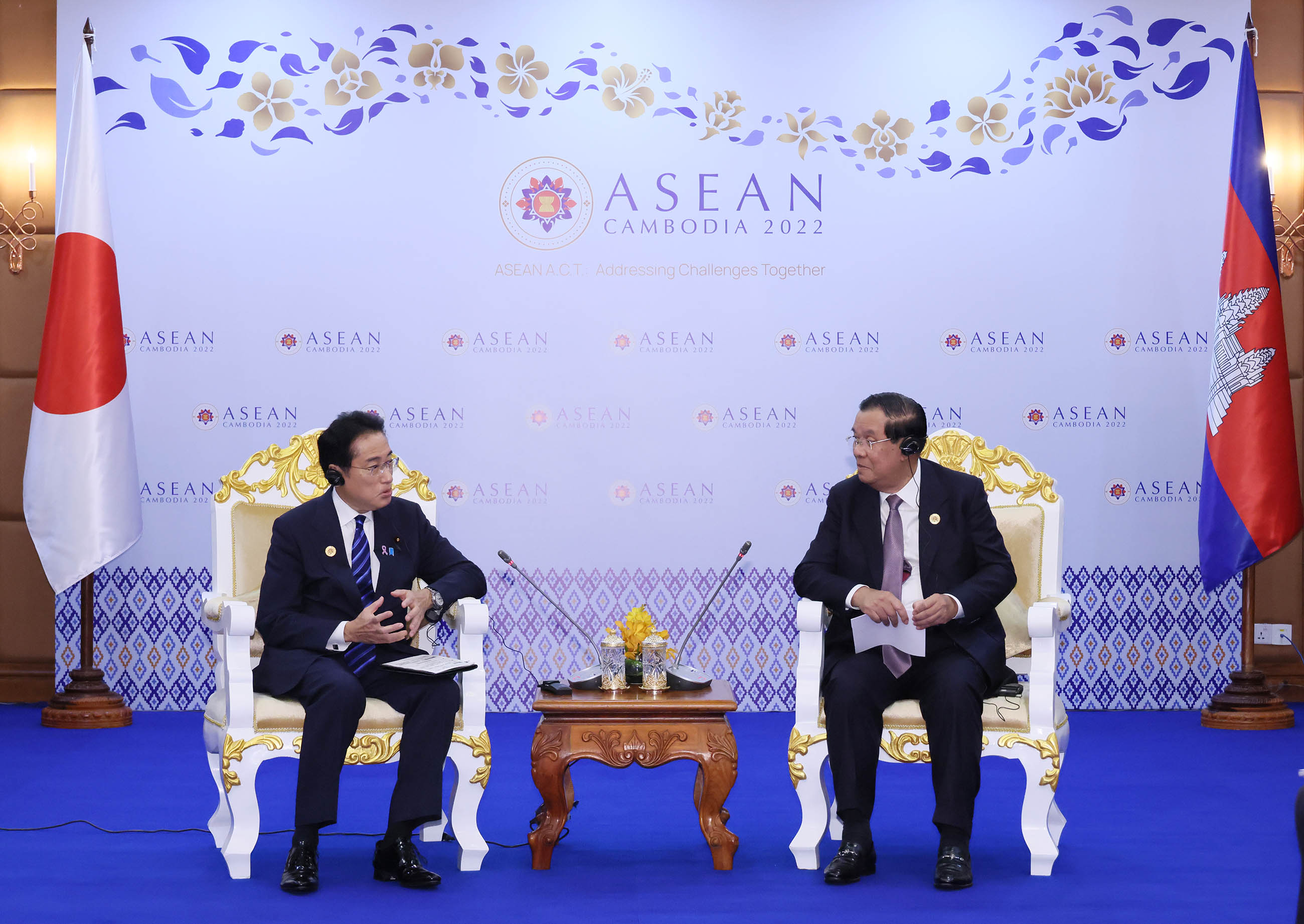 Photograph of Prime Minister Kishida having a meeting with Prime Miniter Hun Sen (1)