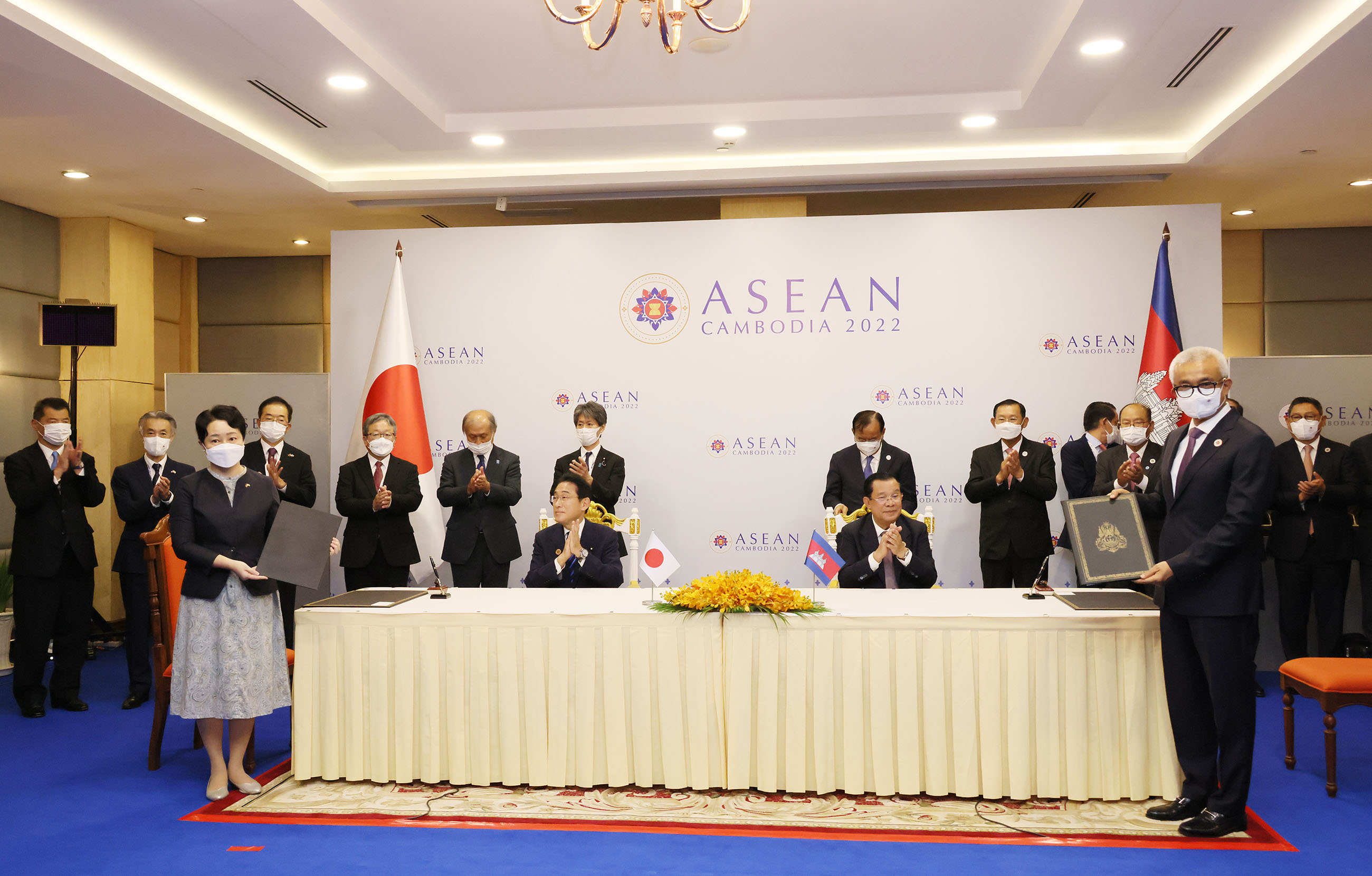 Photograph of the leaders presiding over a signing ceremony (2)