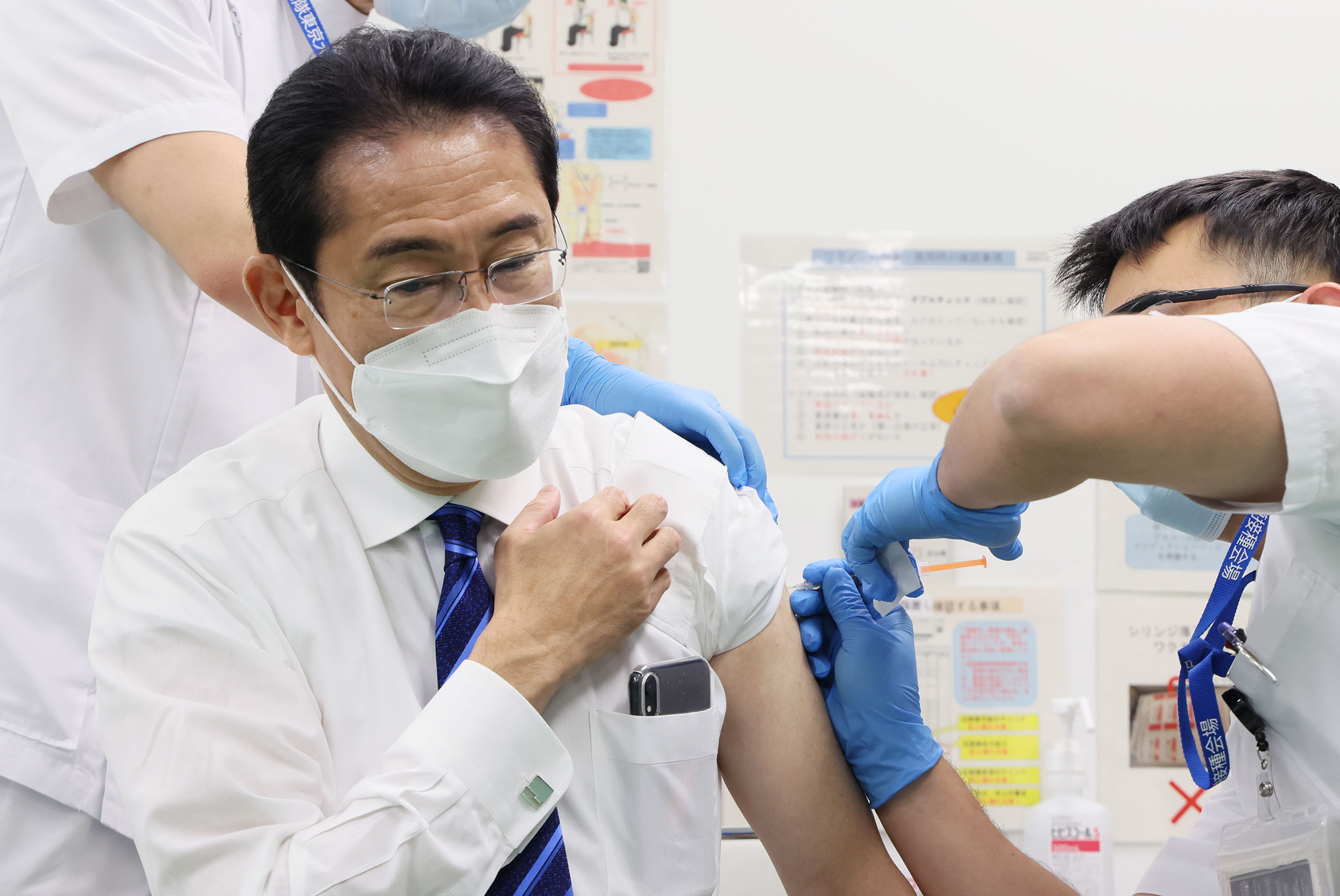 Prime Minister Kishida receiving a vaccination (1)