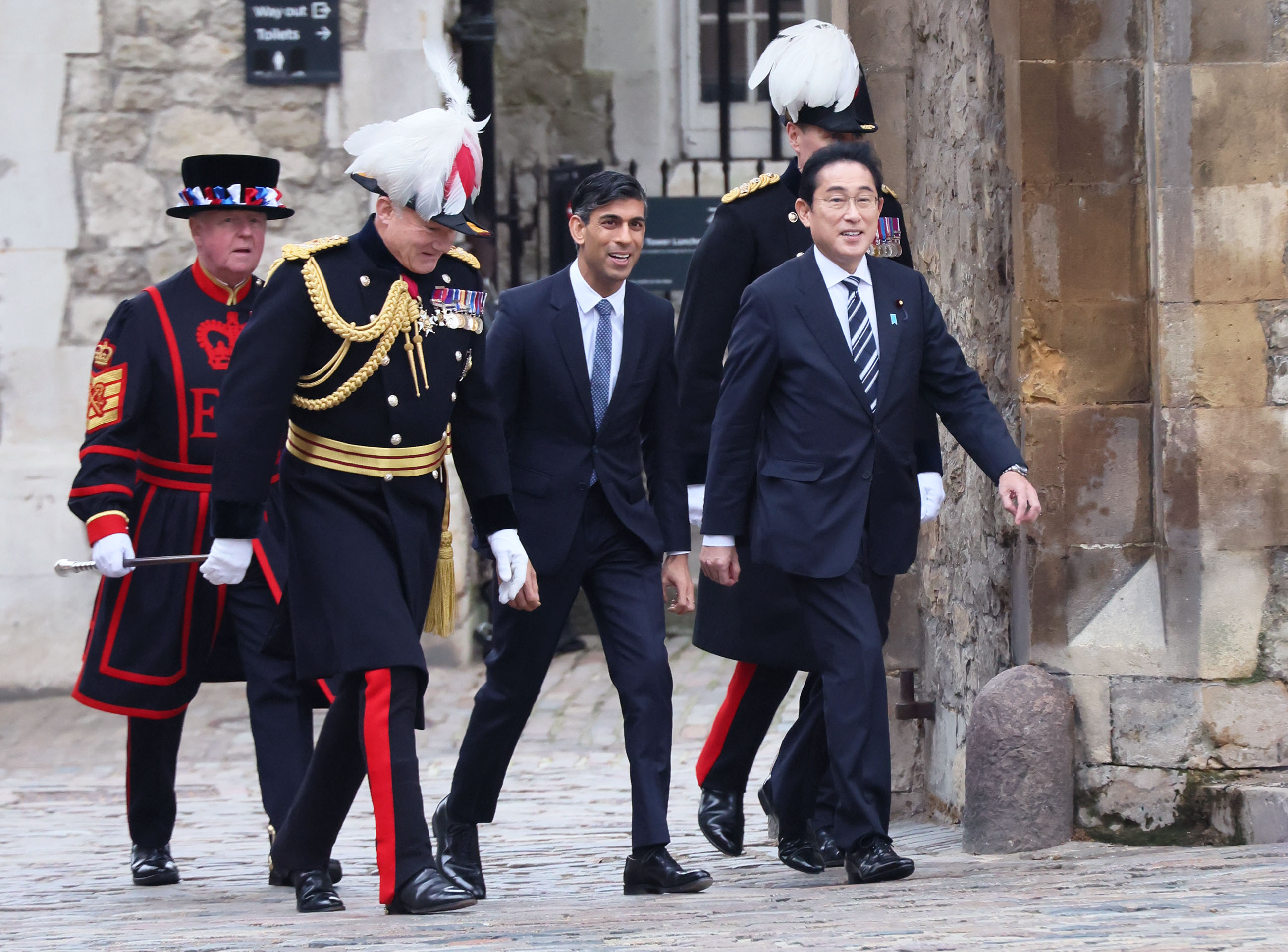 Prime Minister Kishida receiving a salute of guards of honor at the Tower of London (2)