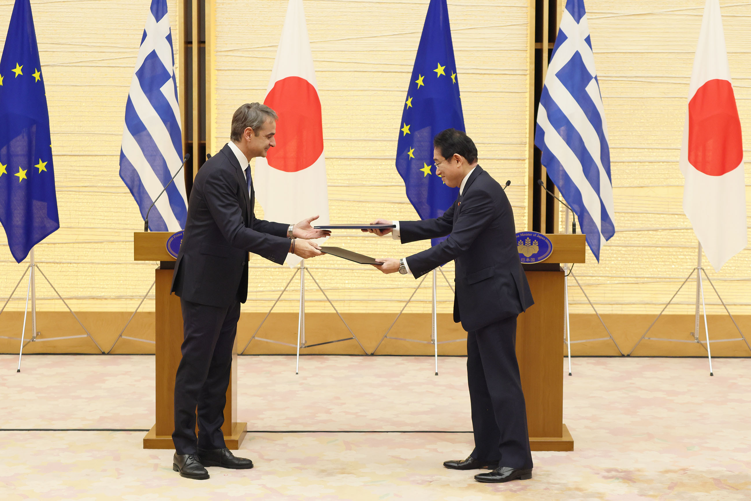The two leaders exchanging documents (2)