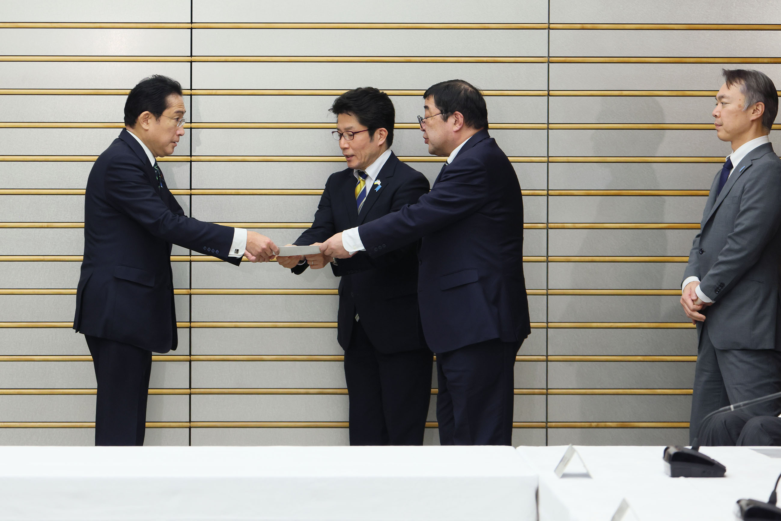 Photograph of the Prime Minister receiving an action policy (2)
