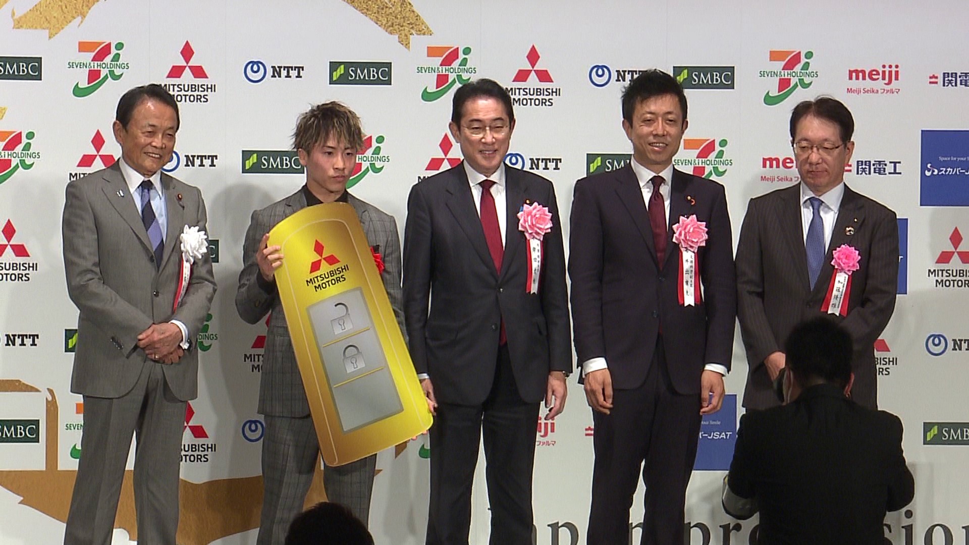 Commemorative photo session with the award winner and other members