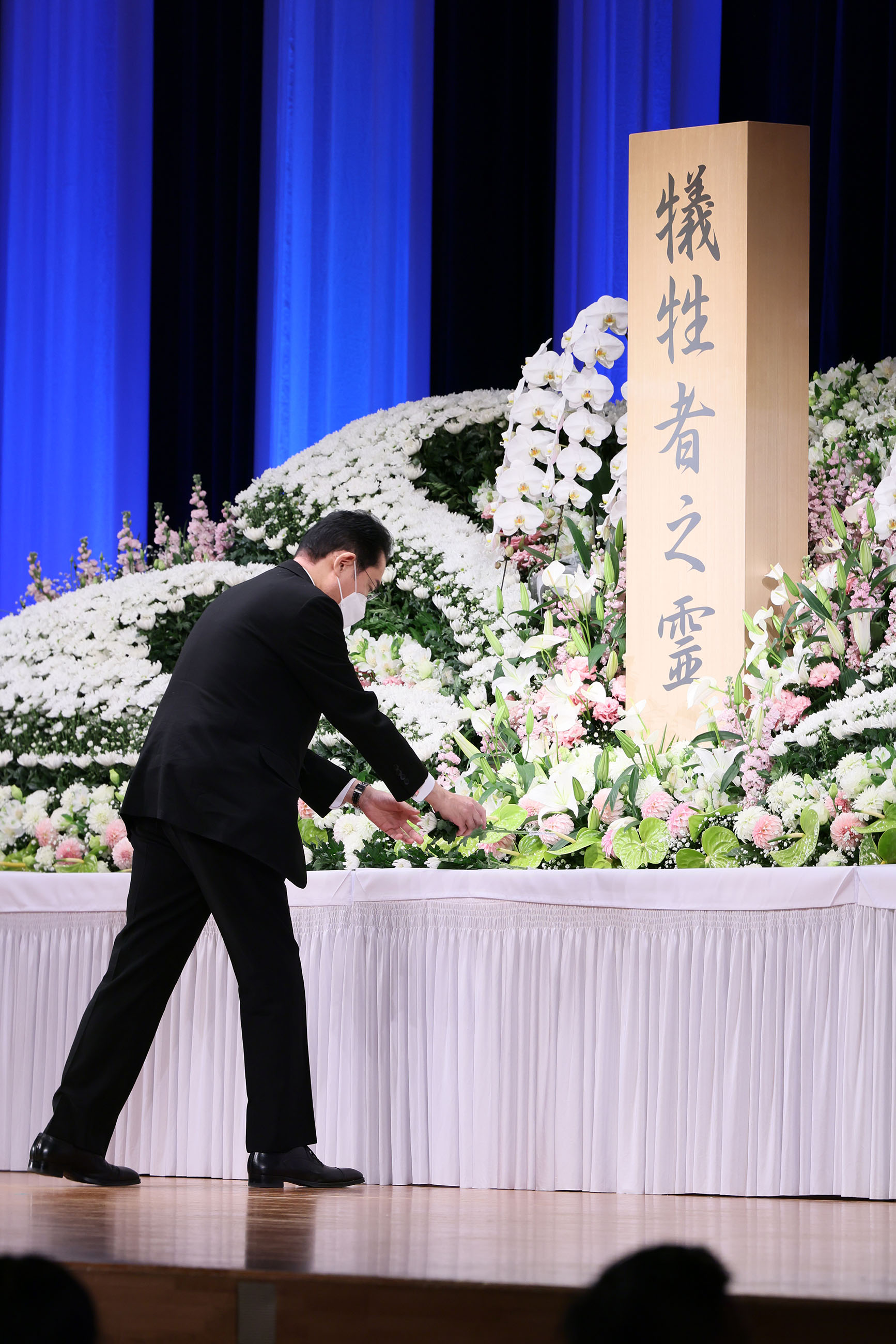 Prime Minister Kishida offering flowers (2)