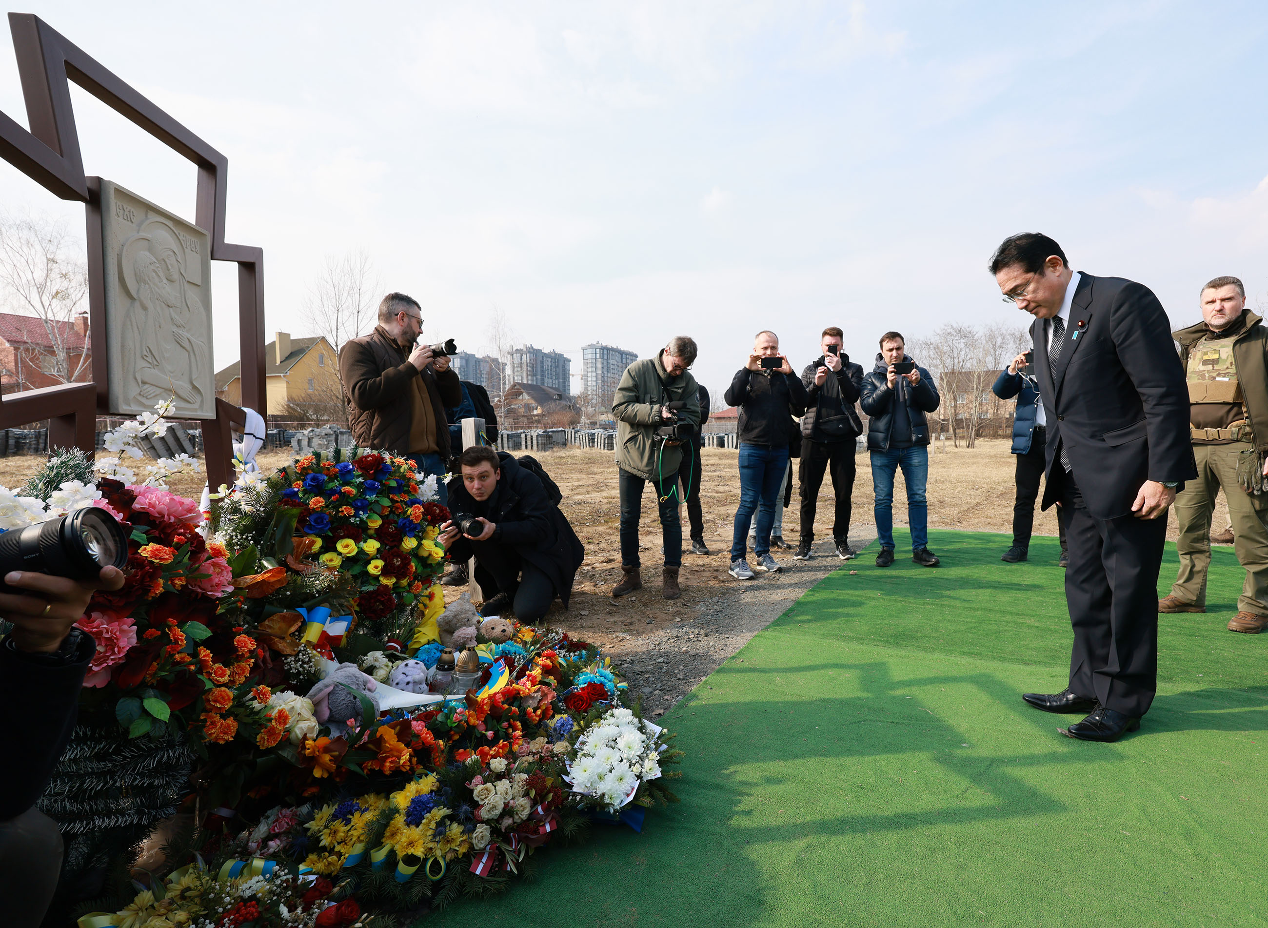 Prime Minister Kishida laying flowers in the city of Bucha (2)