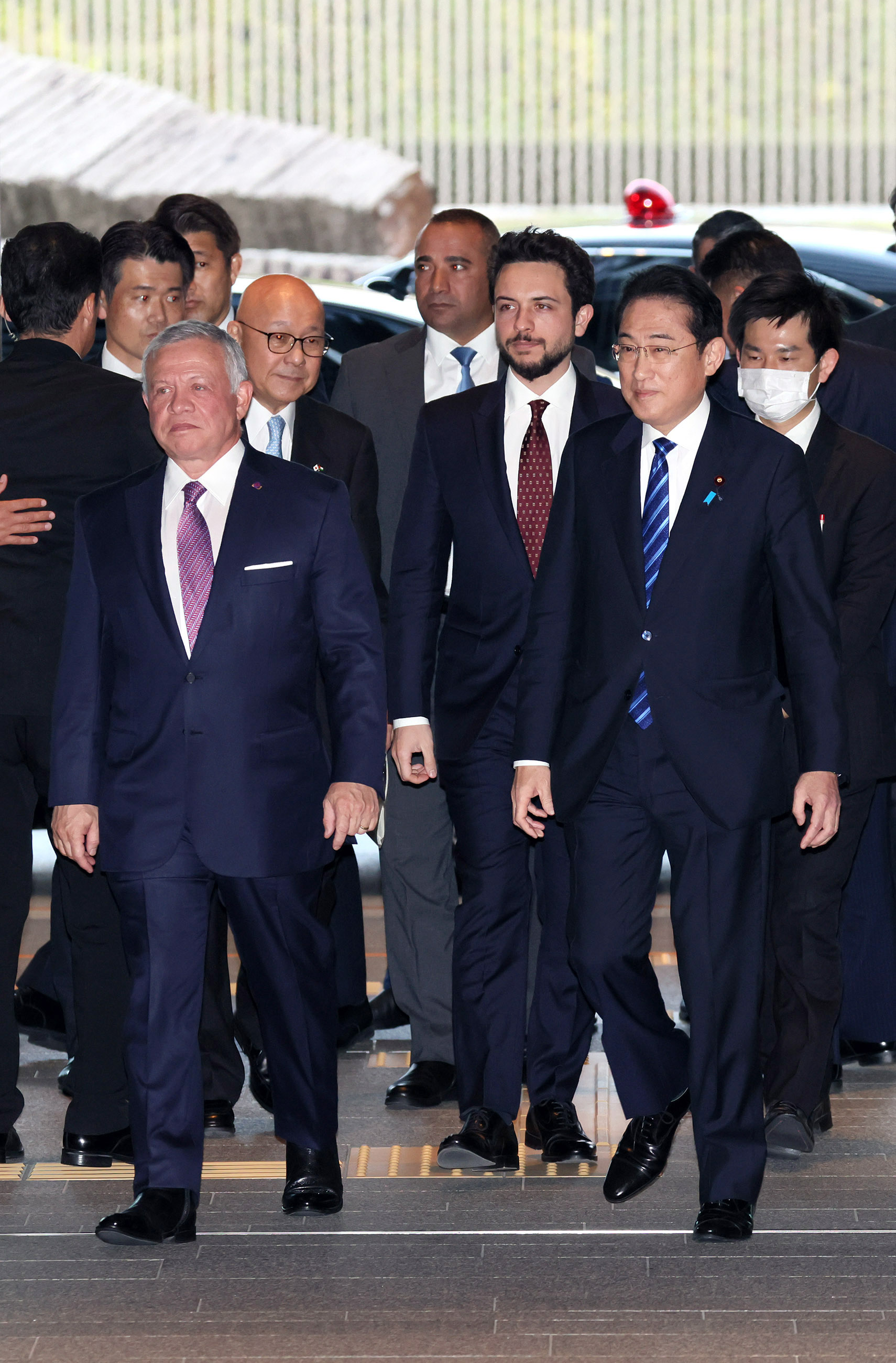 Prime Minister Kishida welcoming King Abdullah II