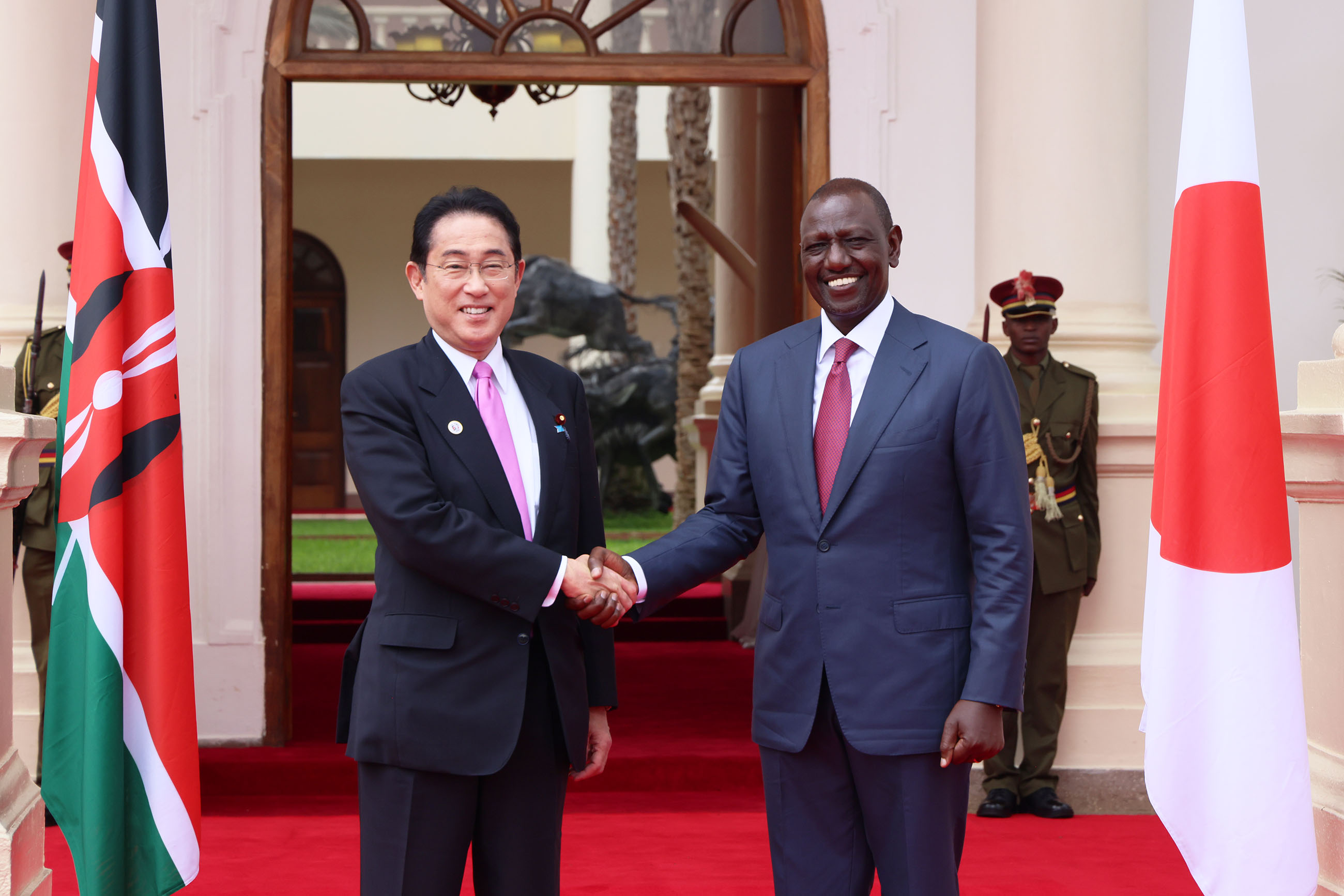 Prime Minister Kishida receiving greetings from President Ruto (1)