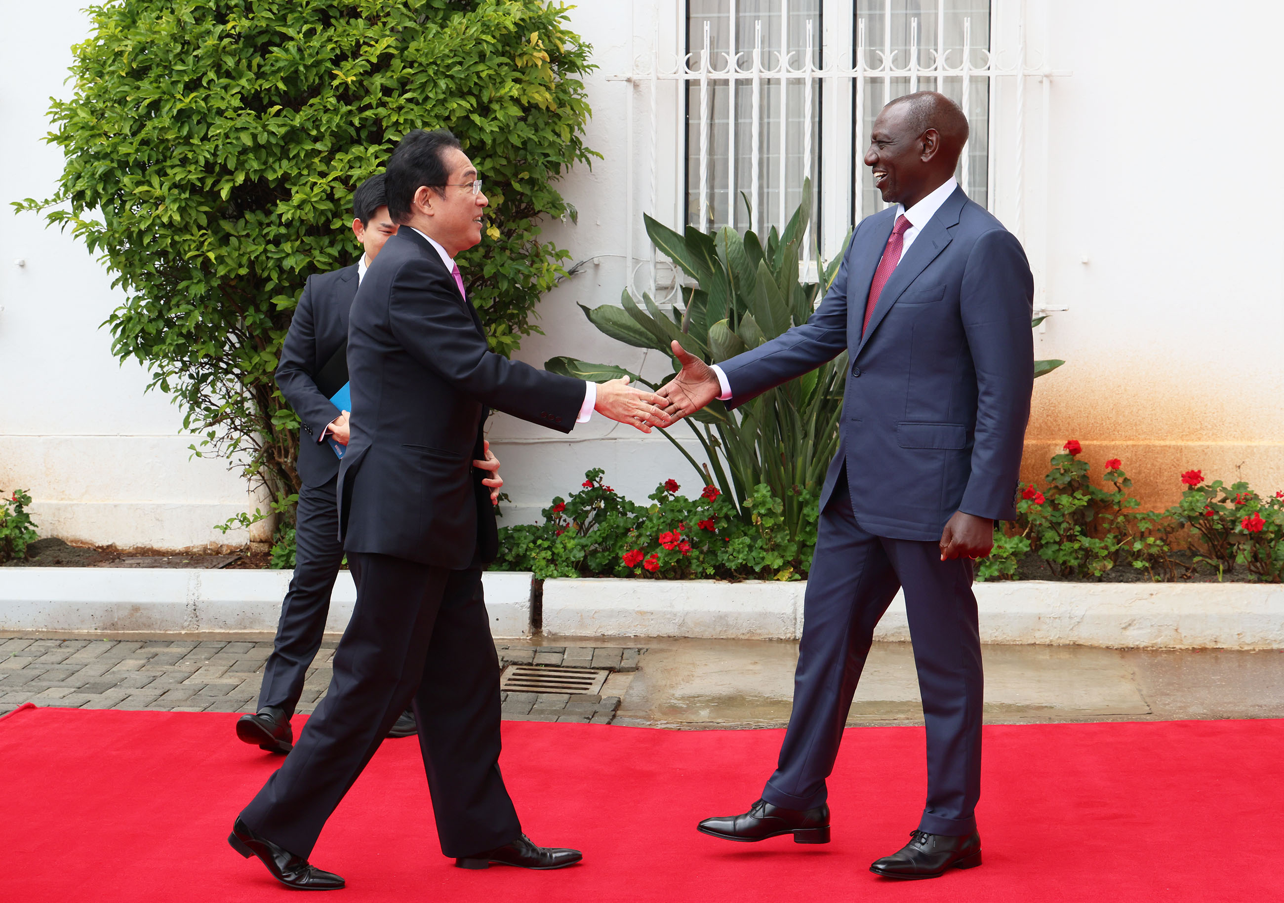 Prime Minister Kishida arriving in Kenya (4)