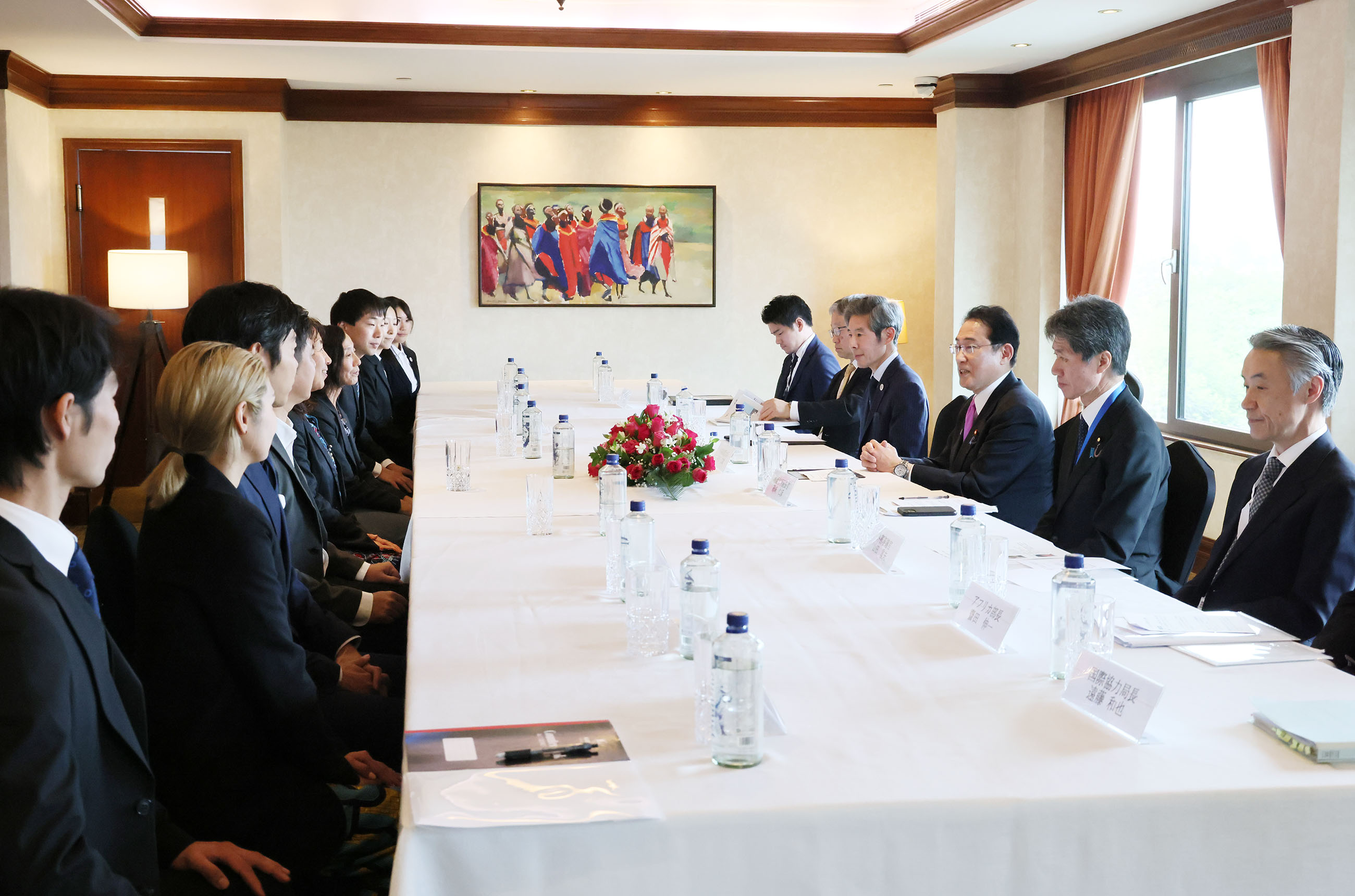 Prime Minister Kishida receiving a courtesy call from JICA Overseas Cooperation Volunteers and young entrepreneurs (3)