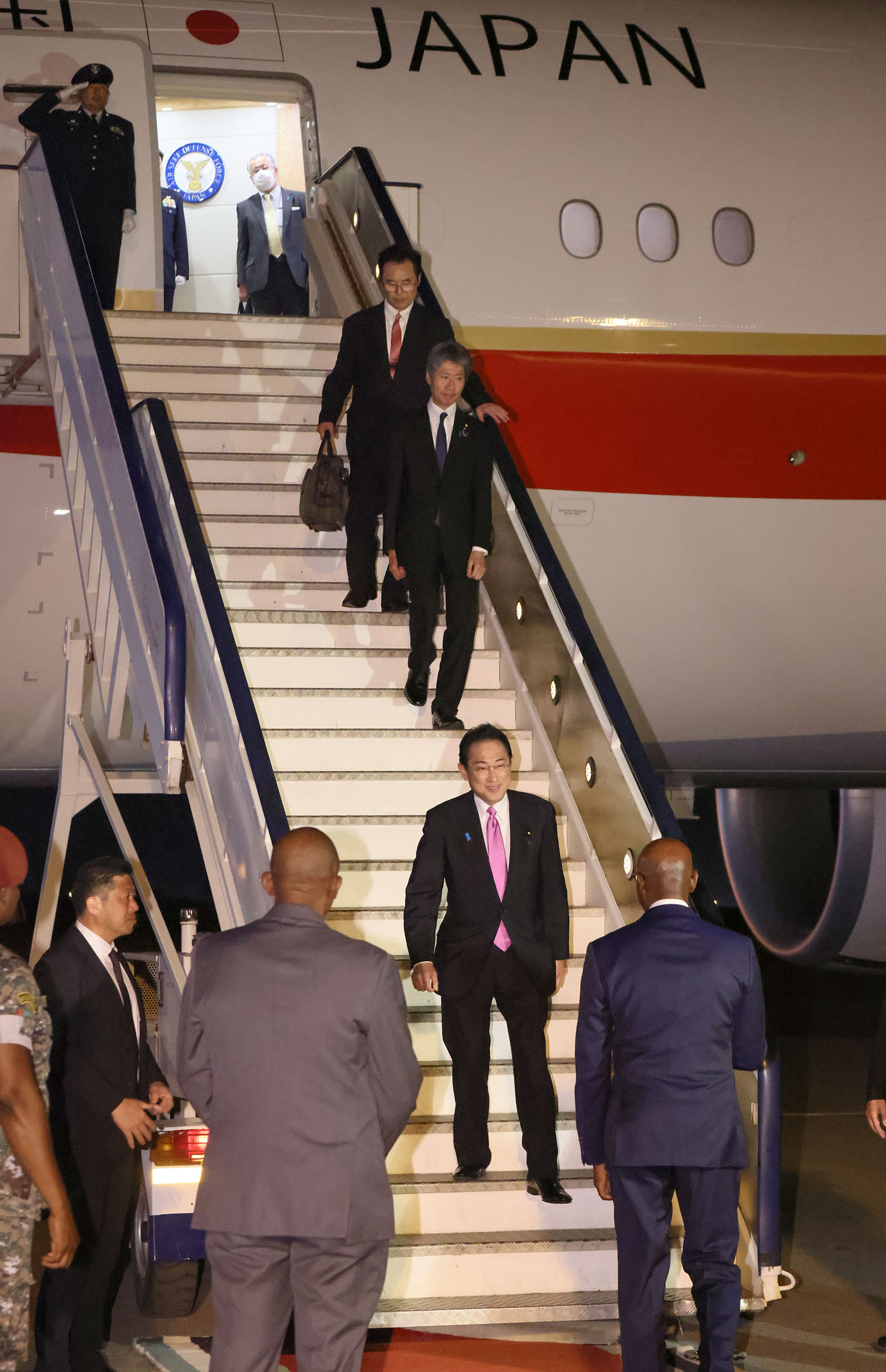 Prime Minister Kishida arriving in Mozambique (1)