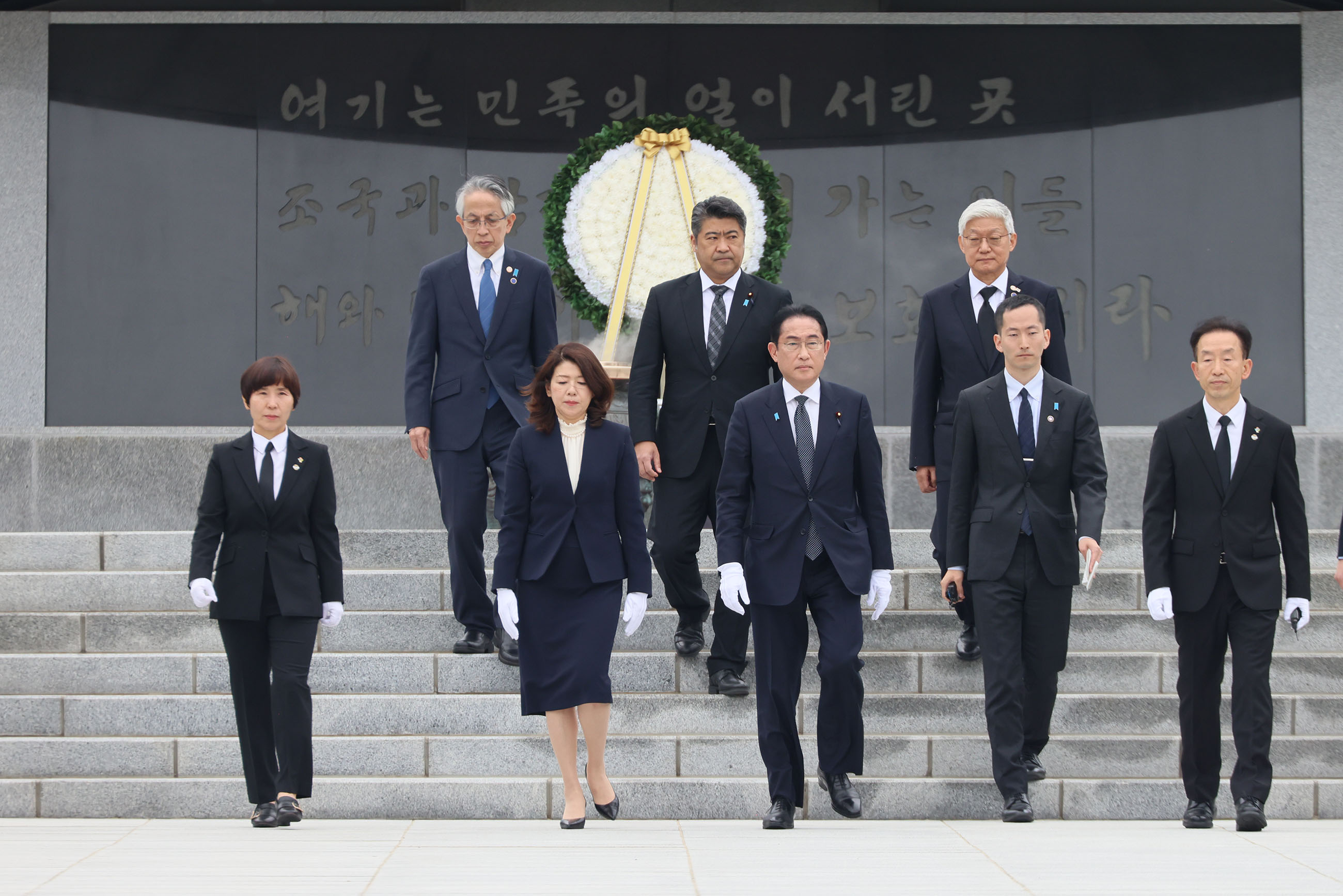 Prime Minister Kishida visiting the Seoul National Cemetery (5)