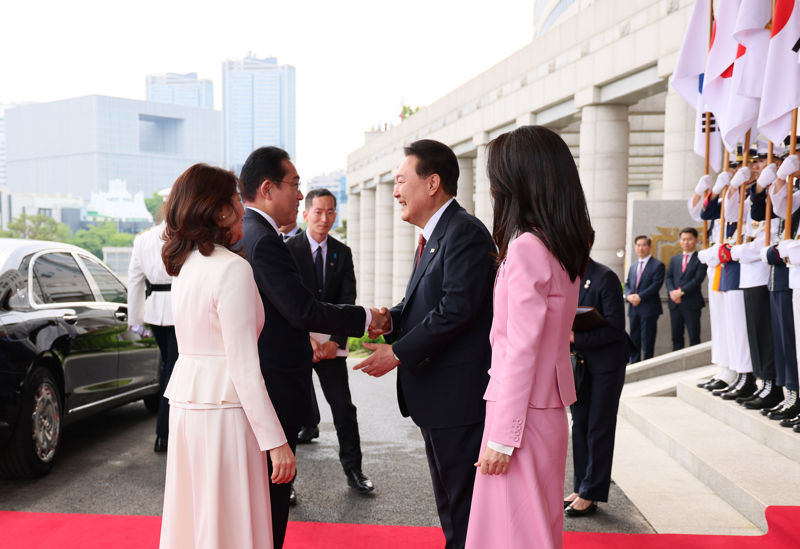 Prime Minister Kishida receiving greetings from President Yoon