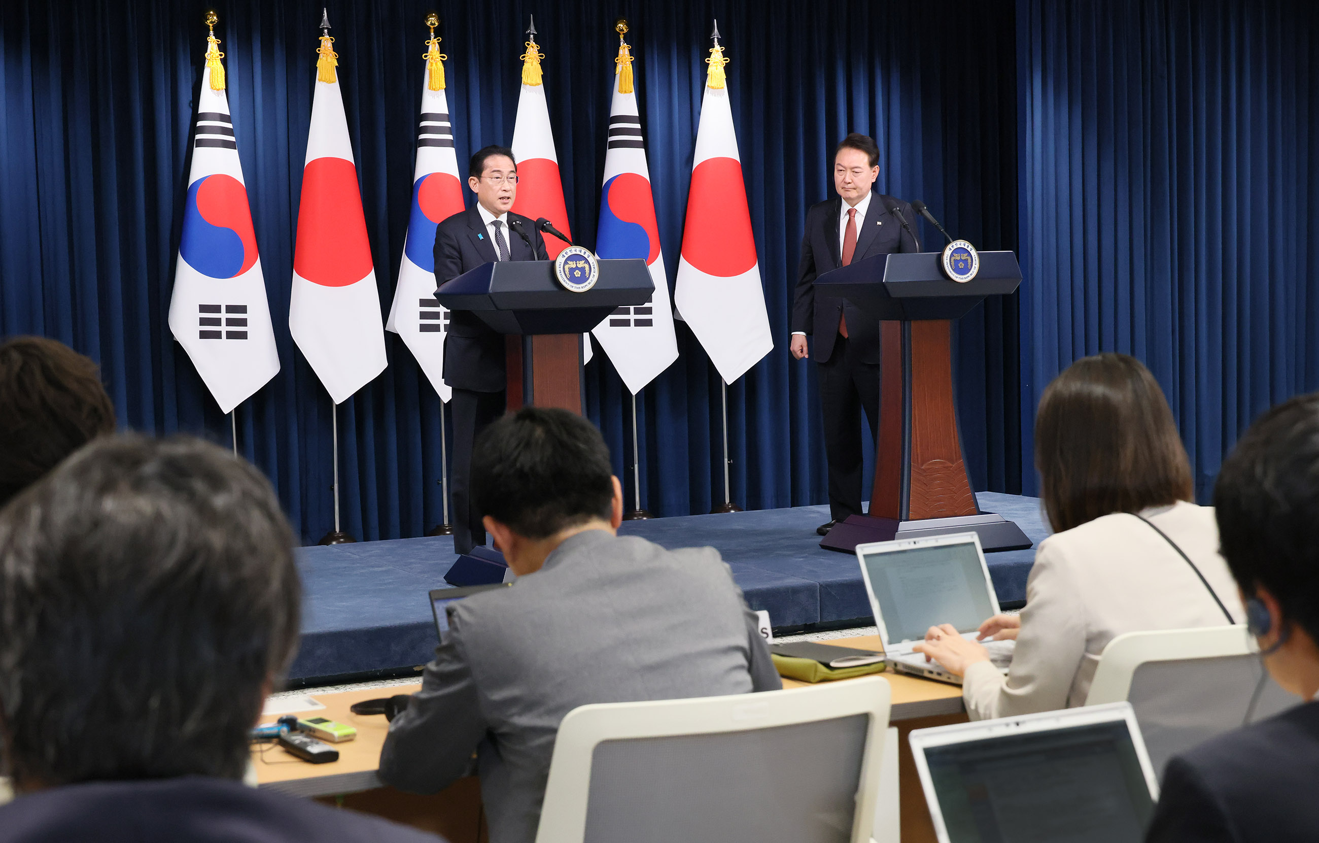 Japan-ROK joint press conference (3)