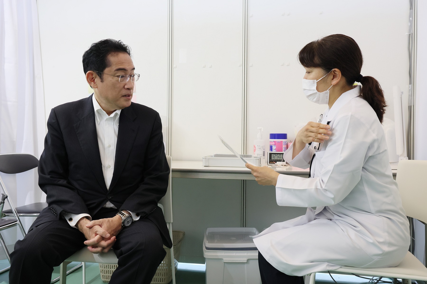Prime Minister Kishida receiving a vaccination (2)