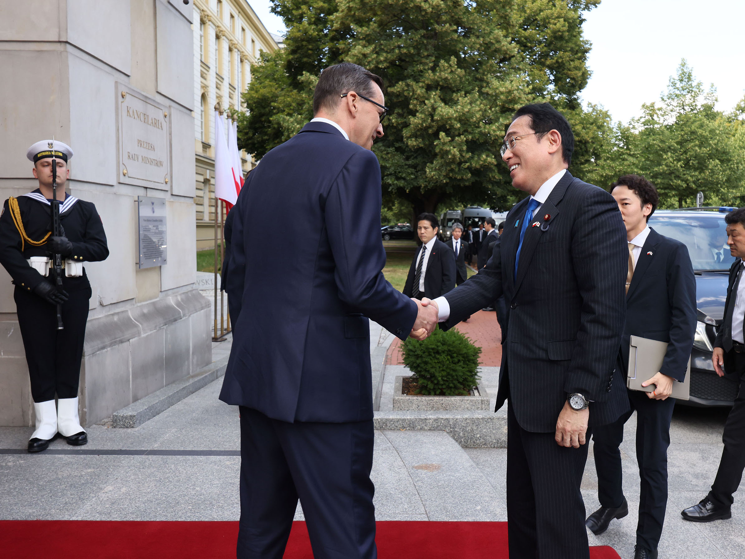 Prime Minister Kishida receiving greetings from Prime Minister Morawiecki 