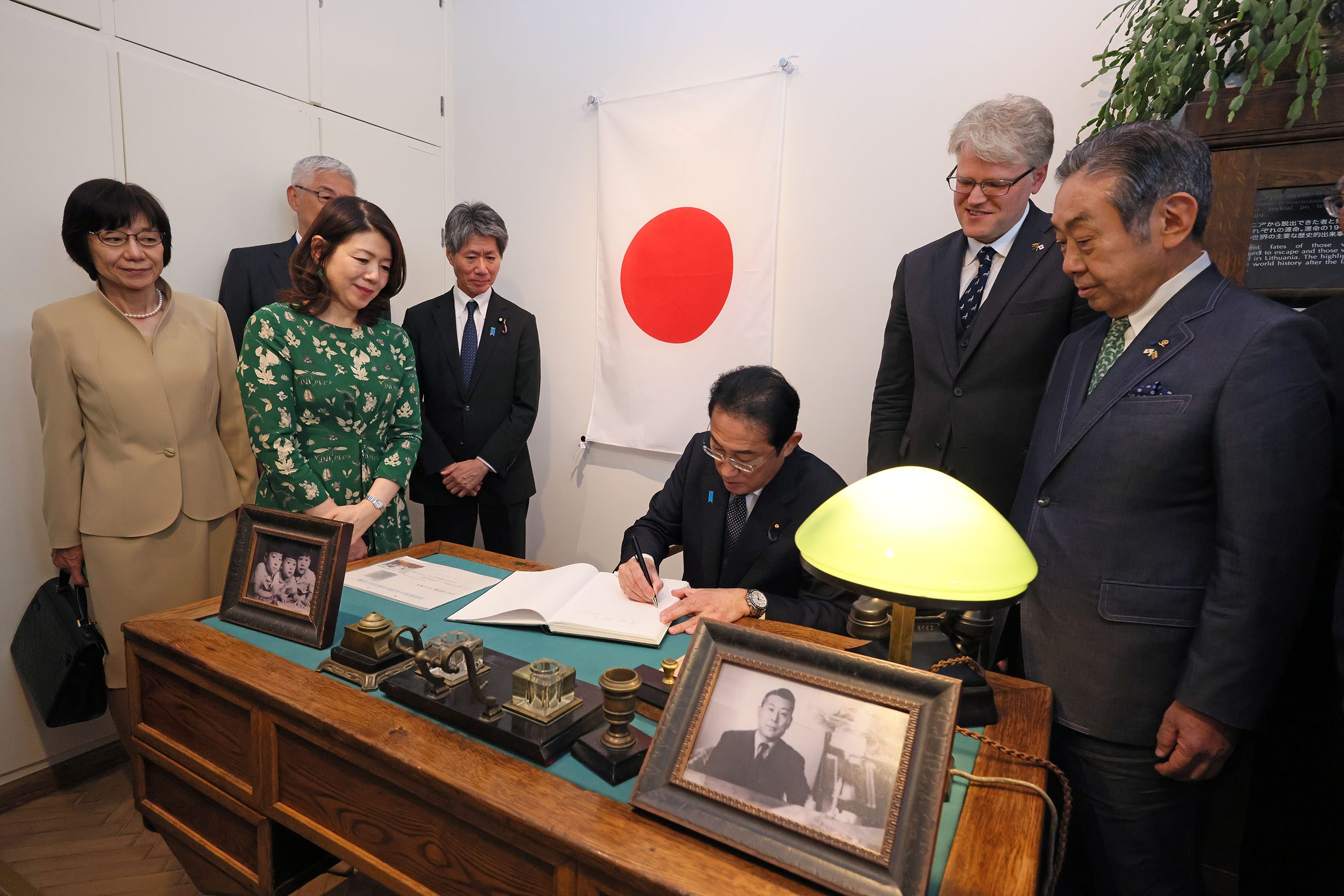 Prime Minister Kishida visiting the Sugihara House (1)