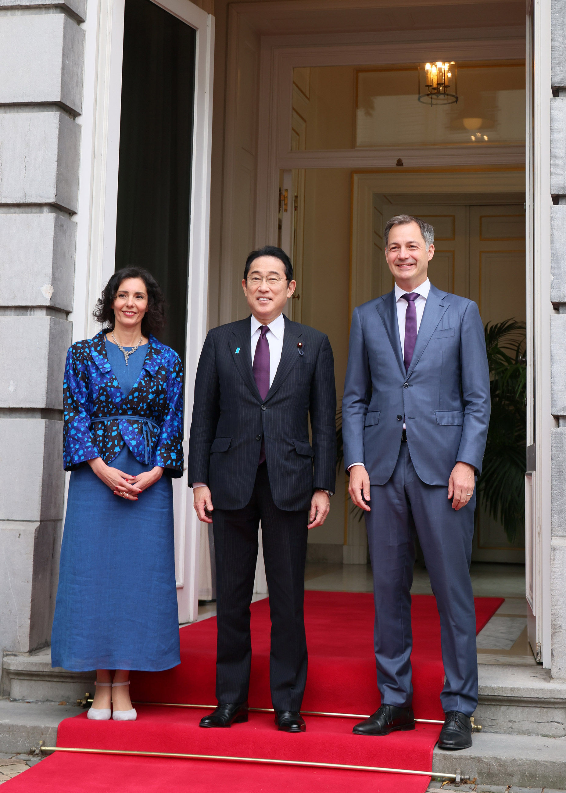 Prime Minister Kishida receiving greetings from Prime Minister Alexander De Croo (1)