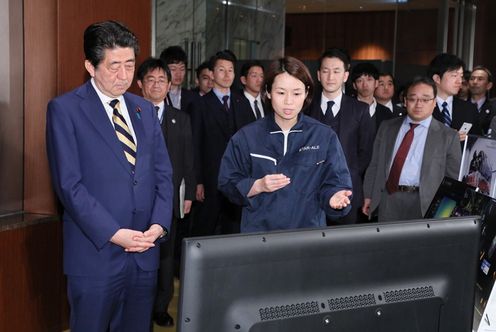 Photograph of the Prime Minister viewing an exhibit by a space start-up (2)