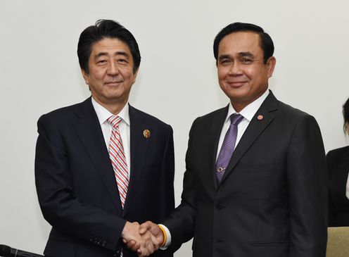 Photograph of the Prime Minister shaking hands with the Prime Minister of Thailand