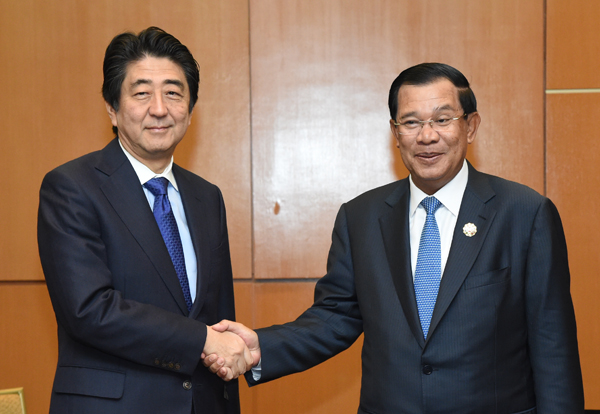 Photograph of the Prime Minister shaking hands with the Prime Minister of Cambodia