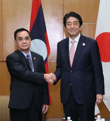 Photograph of the Prime Minister shaking hands with the Prime Minister of Laos