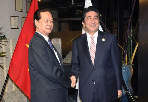 Photograph of the Prime Minister shaking hands with the Prime Minister of Viet Nam