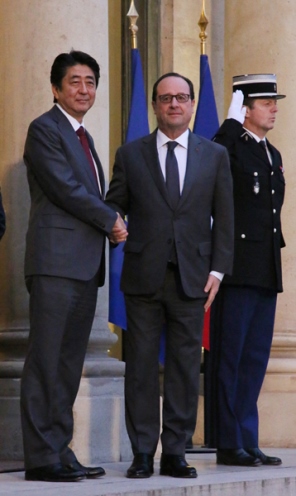 Photograph of the Prime Minister being welcomed by the President of France (2)