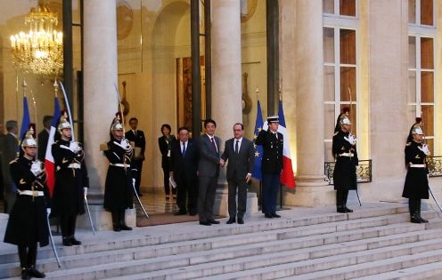 Photograph of the Prime Minister being welcomed by the President of France (3)