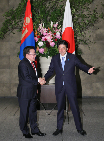 Photograph of the Prime Minister welcoming the President of Mongolia
