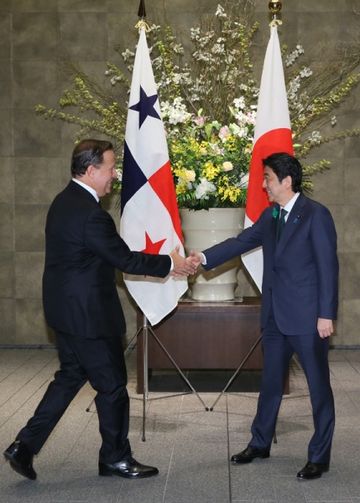 Photograph of the Prime Minister welcoming the President of Panama
